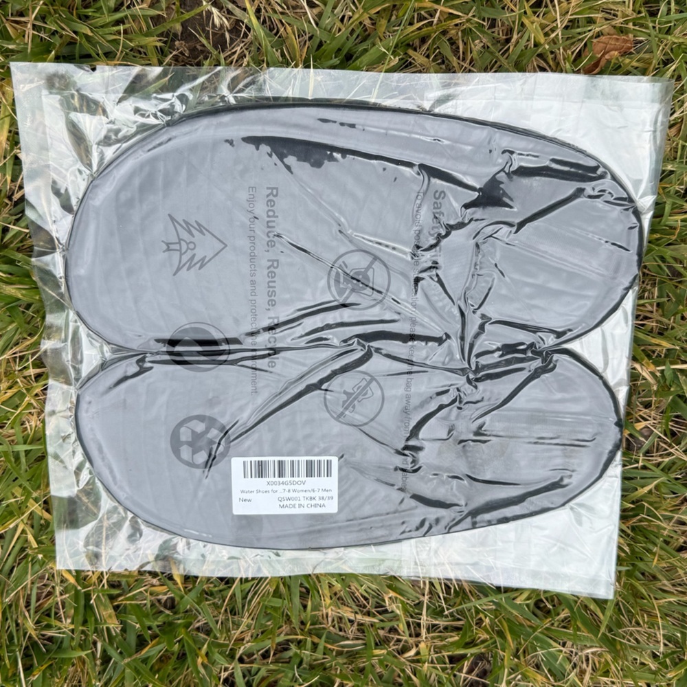 NWT Seekway unisex aqua socks - women's size 7-8 & men's size 6-7